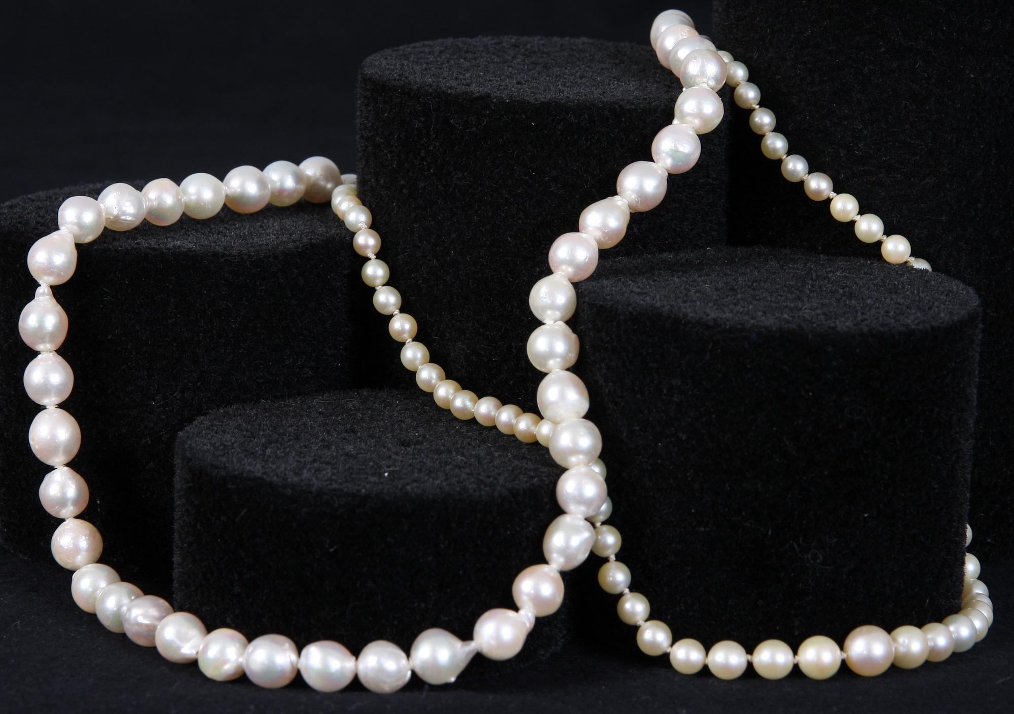 PÄRLHALSBAND, 2 st, 1900-tal.