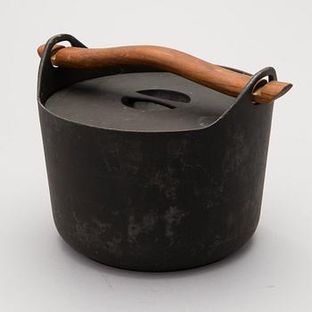 A cast iron pot, manufactured by Rosenlew in the 1960s/70s, Finland.