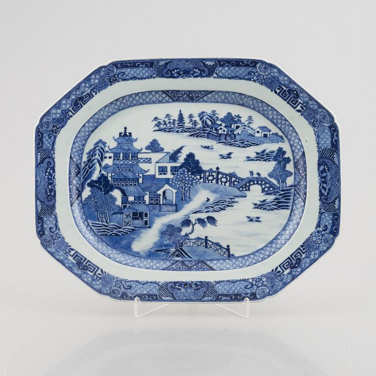 A blue and white export porcelain serving dish, China, Qianlong (1736-95).