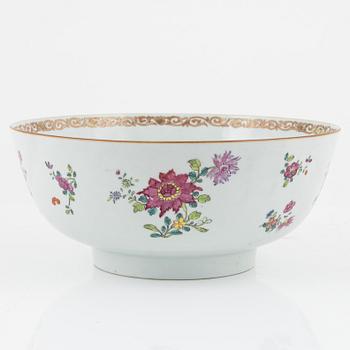 A famille rose punch bowl and two plates, Qing dynasty, Qianlong (1736-95).