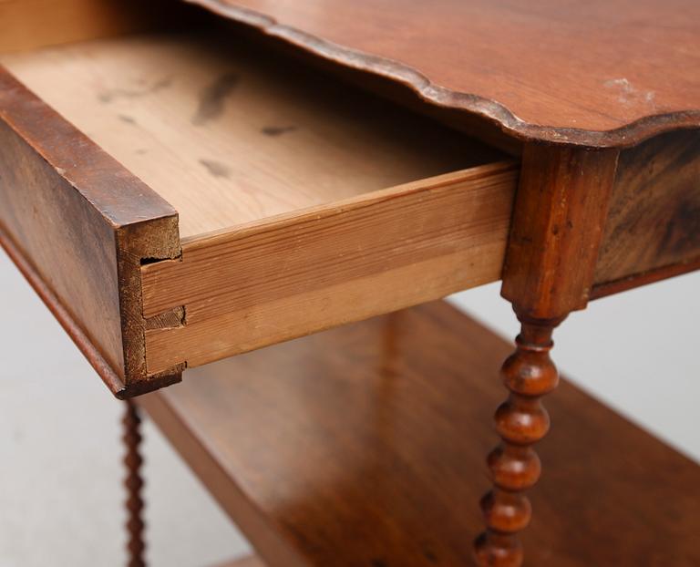 ETAGERE, omkring år 1900.