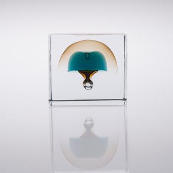 ÅRSKUB, glas, signerad Oiva Toikka 657/2000, Nuutajärvi 1983.