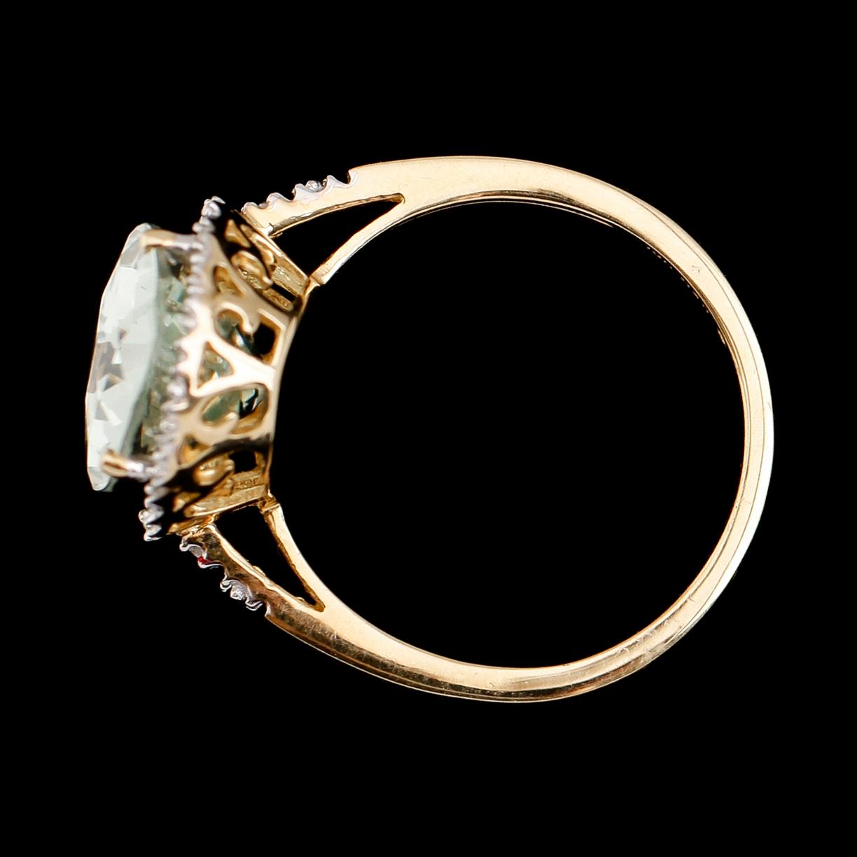 RING, 14 k guld, ametist och briljantslipade diamanter. Vikt ca 3,4 g.
