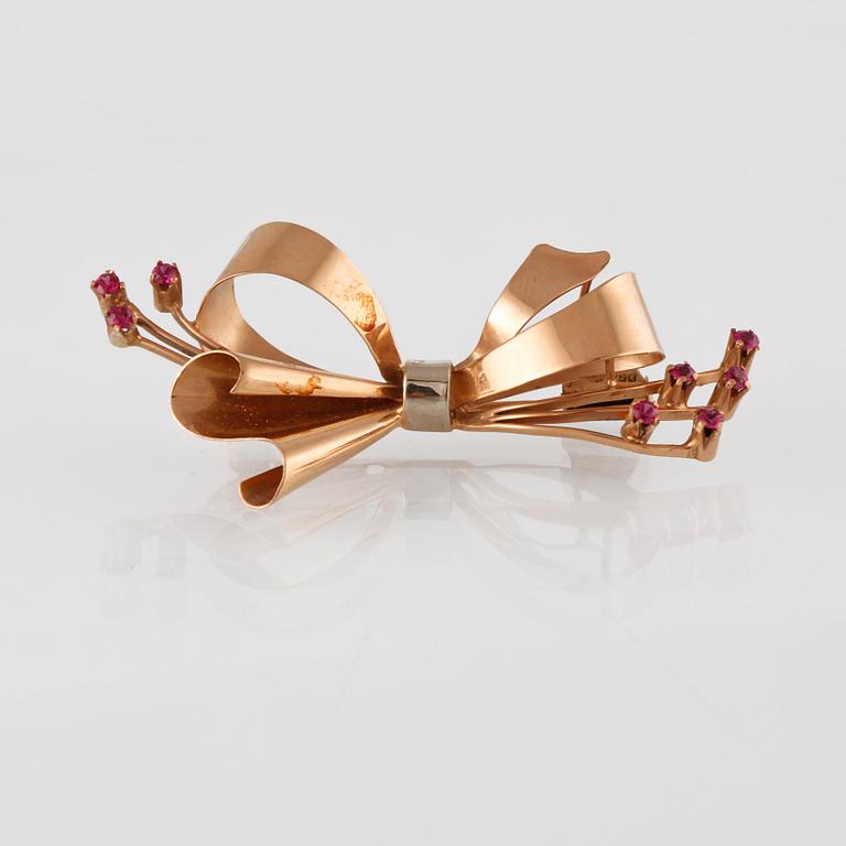 BROSCH, 18K guld med fasettslipade syntetiska rubiner, utländska stämplar. Vikt 7,8 gram.