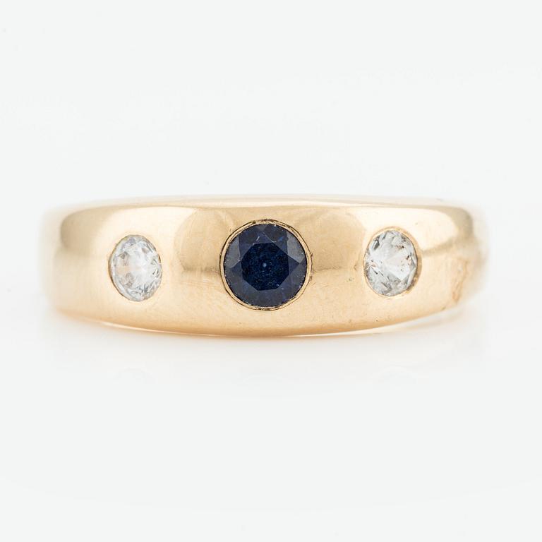 Ring, signet ring, 18K gold with sapphire and white stones.
