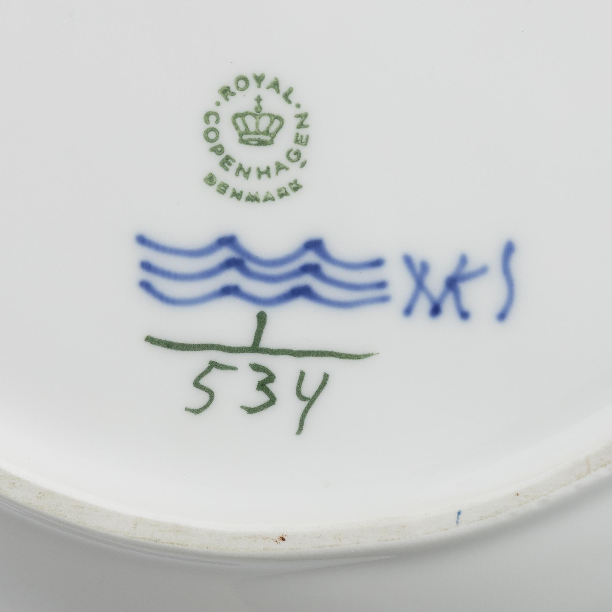 Royal Copenhagen, A pair of serving dishes, porcelain, model 534, “Musselmalet”, Half Lace, Denmark, 1964 and 1969–1974.