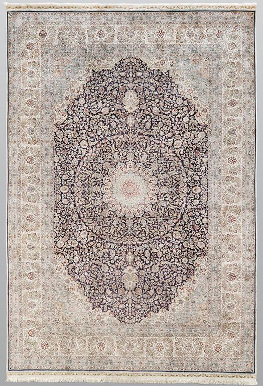 A carpet, Oriental silk, ca 297 x 202 cm.