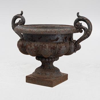 A cast iron garden urn, 20th Century.