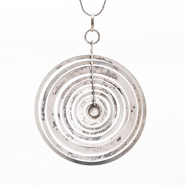Tapio Wirkkala, hänge "Silvermåne", sterling silver, Westerback, Helsingfors 1971, kedja medföljer.