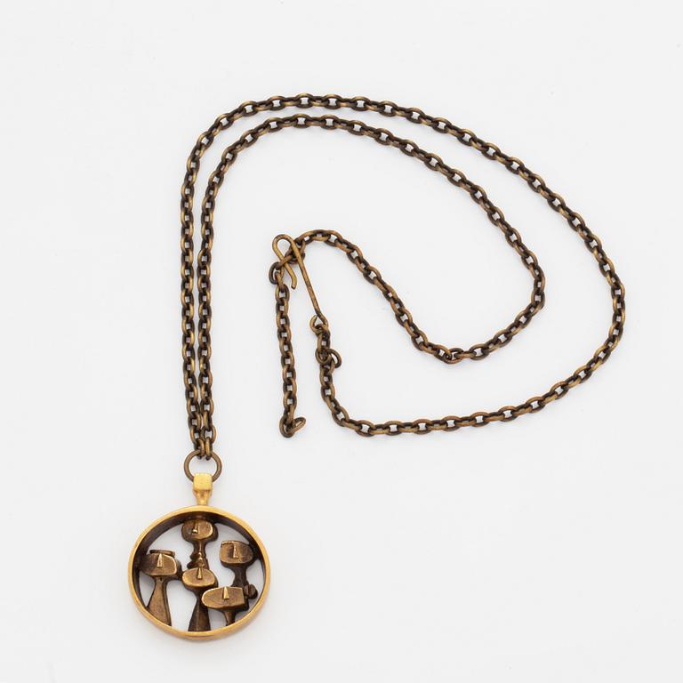A Jorma Laine (likely) pendant with chain in bronze.