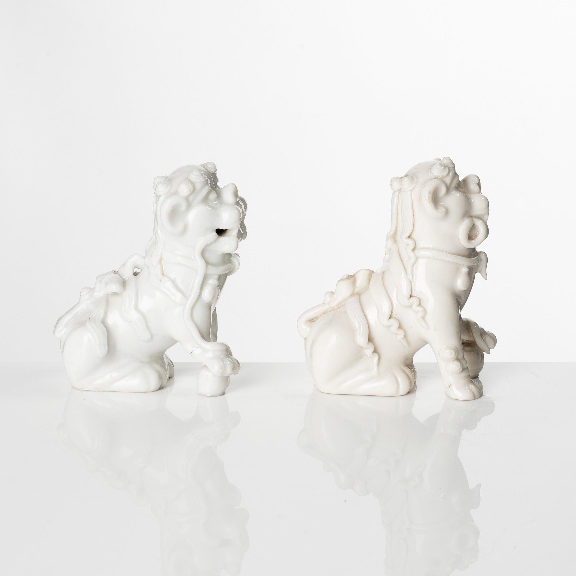 Fohundar, ett par, blanc de chine. Kina, Qingdynastin, Kangxi (1662-1722).
