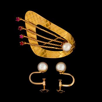 BROSCH SAMT ÖRHÄNGEN, ett par, 18k guld med odlade pärlor samt syntetiska rubiner, delvis Alton, Falköping. Vikt 8 g.