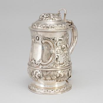 A silver drinking tankard London 1751. Weight ca 740 gram.