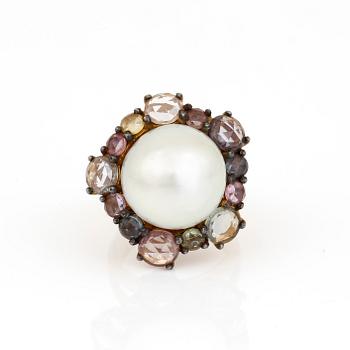RING,  förgyllt silver med odlad 'South Sea' pärla och olikfärgade rosenslipade safirer. Totalvikt ca 14,39 g.
