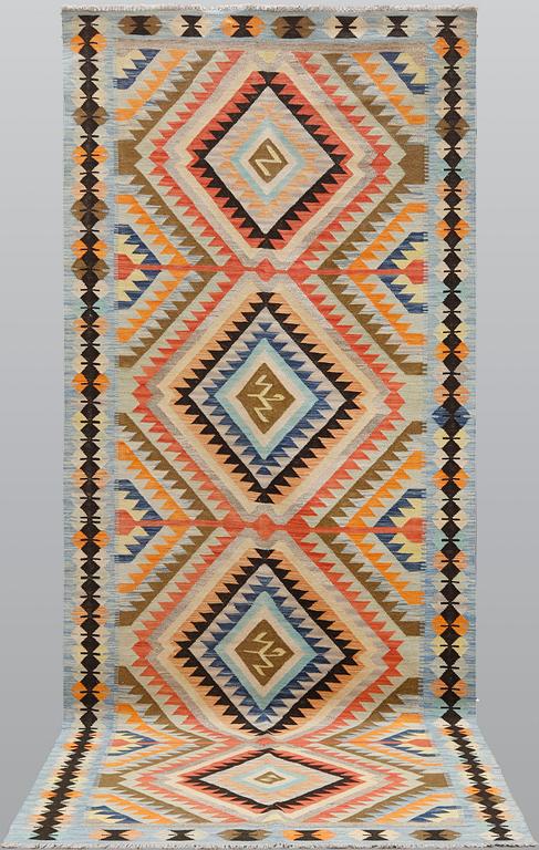 A kilim carpet, ca 386 x 151 cm.