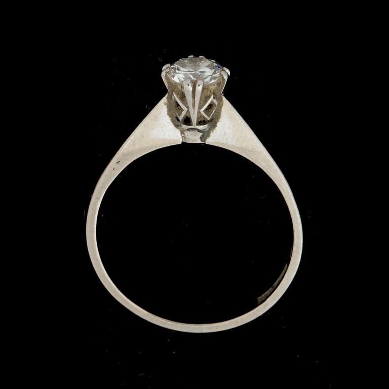 RING, 18 k vitguld med briljantslipad diamant, ca 0,50 ct. Vikt ca 2,5 g.