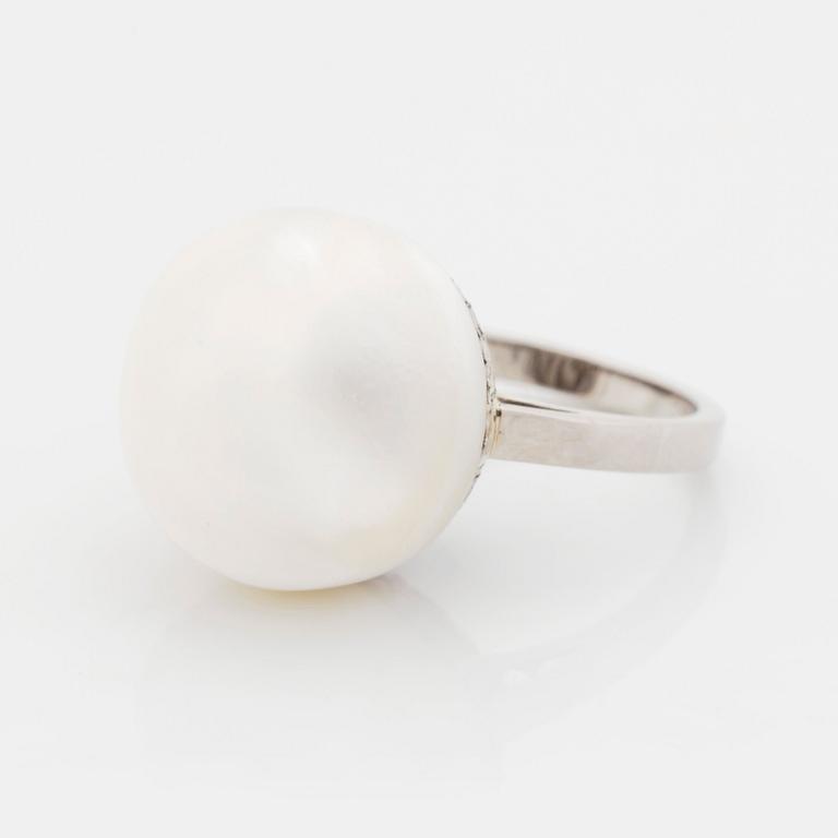 An 18K white gold ring set with a pearl.