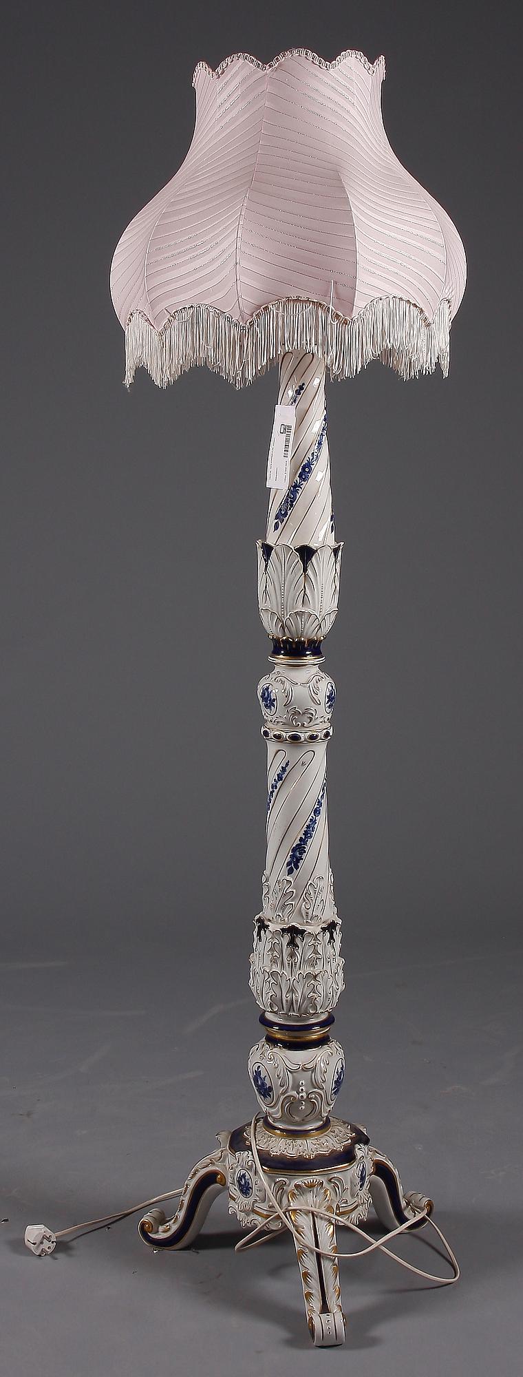 GOLVARMATUR, porslin. Nyrokokostil.