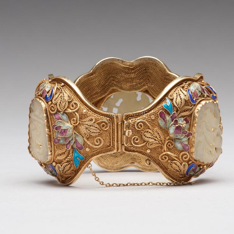 A filigree bracelet with inlays of cloisonné and carved nephrite, Qing dynasty.