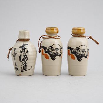 Sakeflaskor, 12 stycken, glaserad keramik, Japan, 1900-talets första hälft samt 1900-talets mitt.