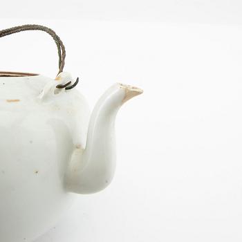 A set of three Chinese tea pots, 20th century.