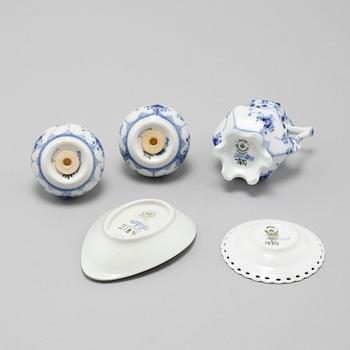 A set 38 pieces of Royal Copenhagen porcelain named "Musselmalet".