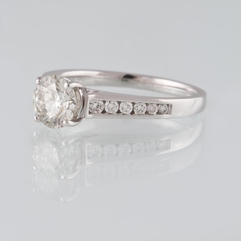 RING, 18K vitguld med briljantslipad diamant 1.01 ct samt 12 briljantslipade diamanter 0.20 ct. Vikt 3,6 gram.