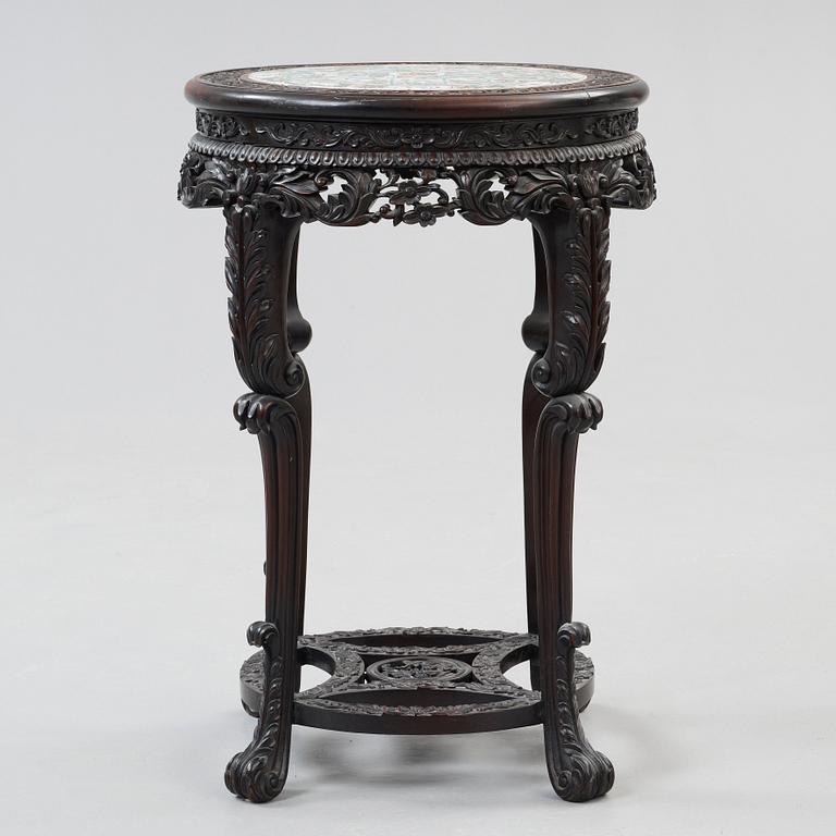 A hardwood and porcelain plaquette in famille verte  table, Qing dynasty 19th century.