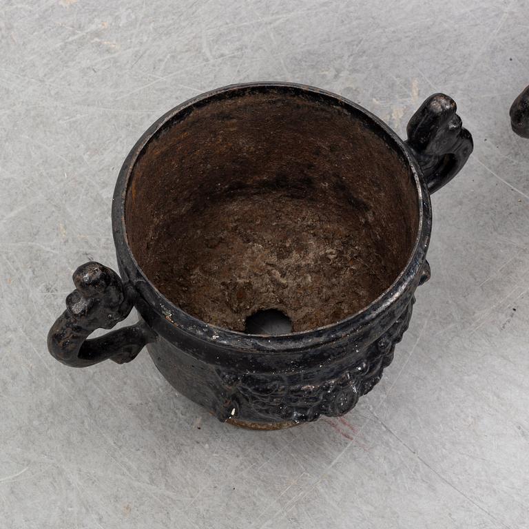 TRÄDGÅRDSURNOR, ett par, gjutjärn, Stavsjö Bruk.