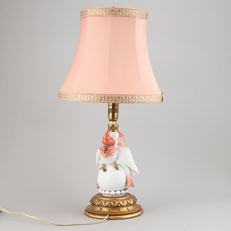 A German porcelain and wooden table lamp, 1930/40s.
