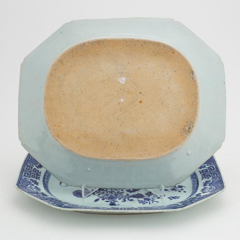 A pair of blue and white serving dishes, Qing dynasty, Qianlong (1736-95).