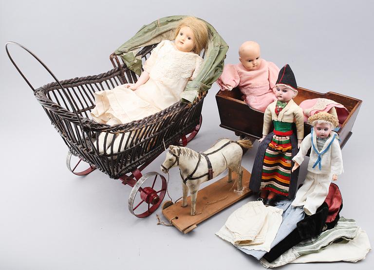SAMLING LEKSAKER, bl a dockor, dockvagn, vagga etc, 1900-talets första hälft.