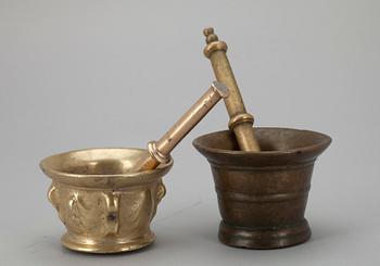 MORTLAR, 2 st, malm och mässing, troligen 1700-tal eller äldre.