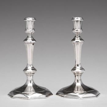 A pair of English early 18th century silver candlesticks, mark of Thomas Merry I, London 1712.