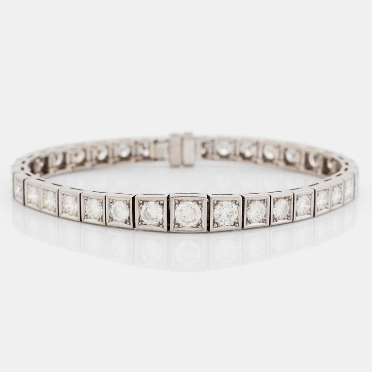 An 18K white gold bracelet set with round brilliant-cut diamonds.