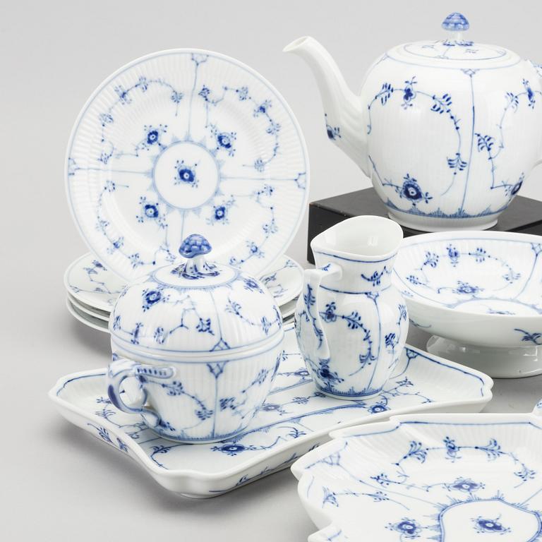 A DANISH PORCELAIN TEA SET, 22 pieces, "Musselmalet", Royal Copenhagen.