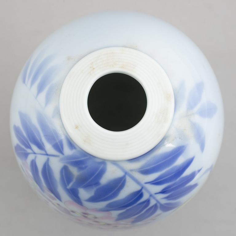 Three porcelain vases, Fukagawa porcelain Manufacturing Company, Japan, second half of the 20th century.