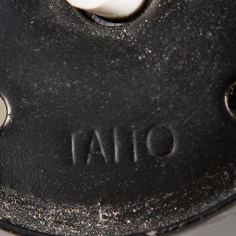 PAAVO TYNELL, VÄGGLAMPOR, ETT PAR. Tillverkarens stämpel Taito. 1950-tal.