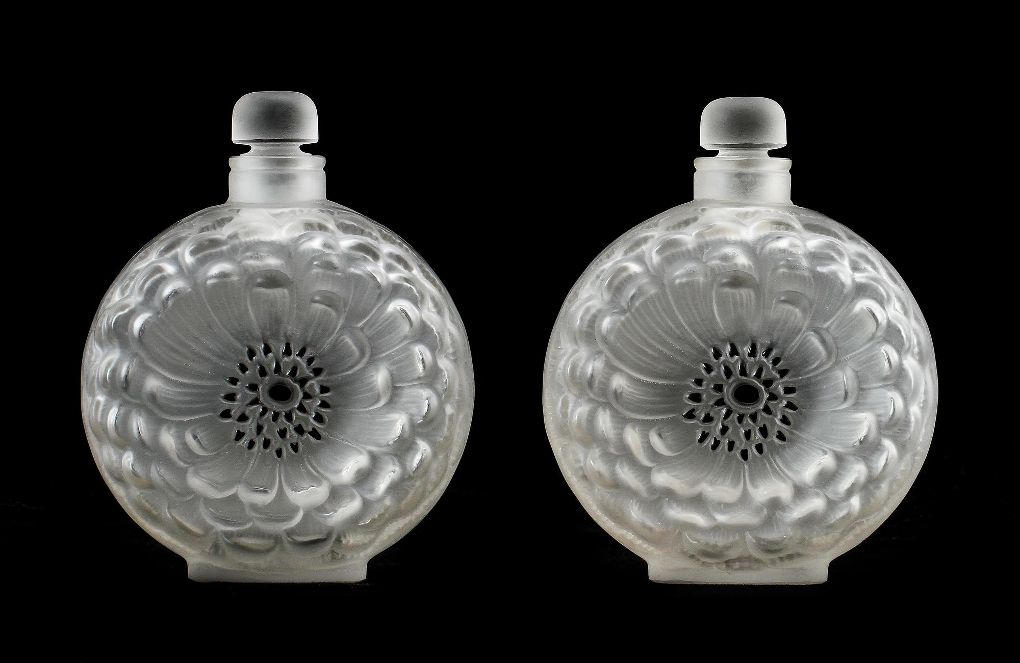 FLAKONGER, ett par, glas, "Dahlia", Lalique.