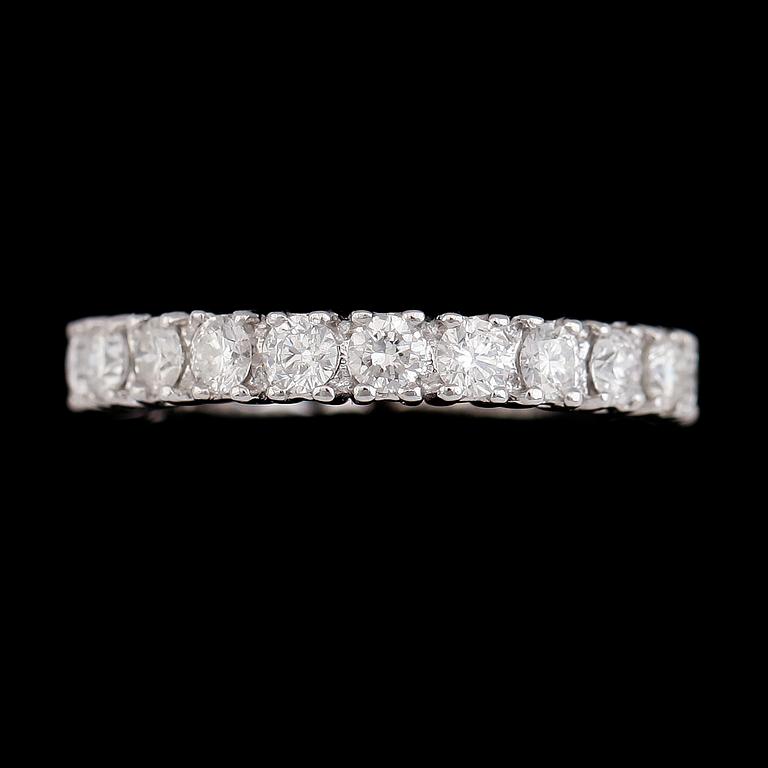 RING, 18K vitguld, briljantslipade diamanter tot ca 1.67 ct. Vikt ca 4 g.