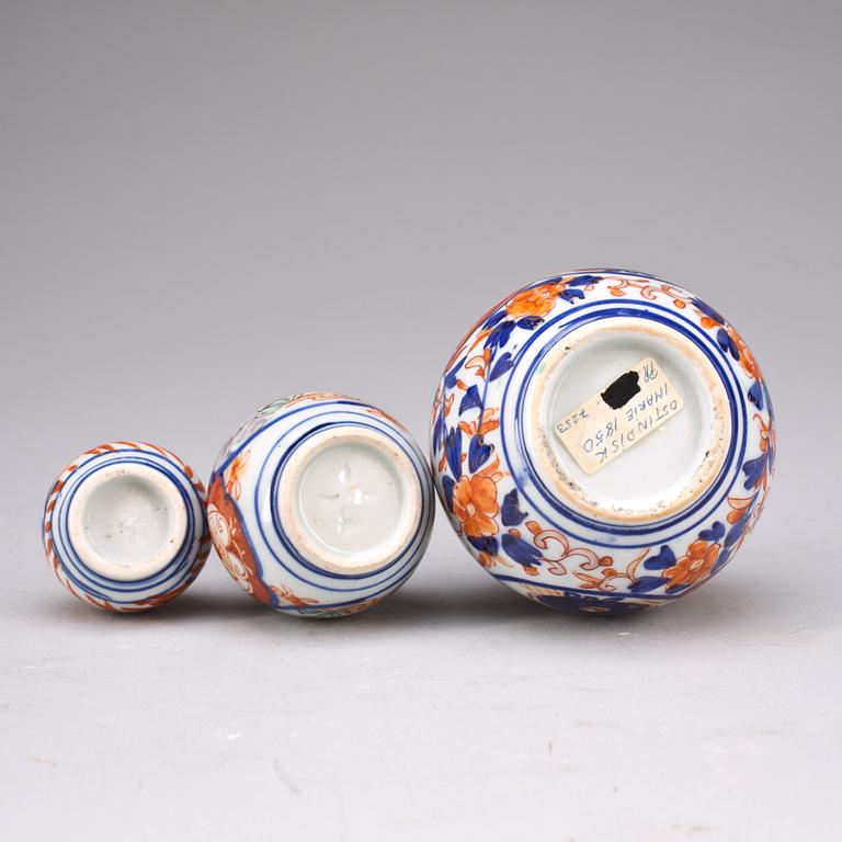VASER, 3 st, porslin, Imari. Japan. 1800-tal.