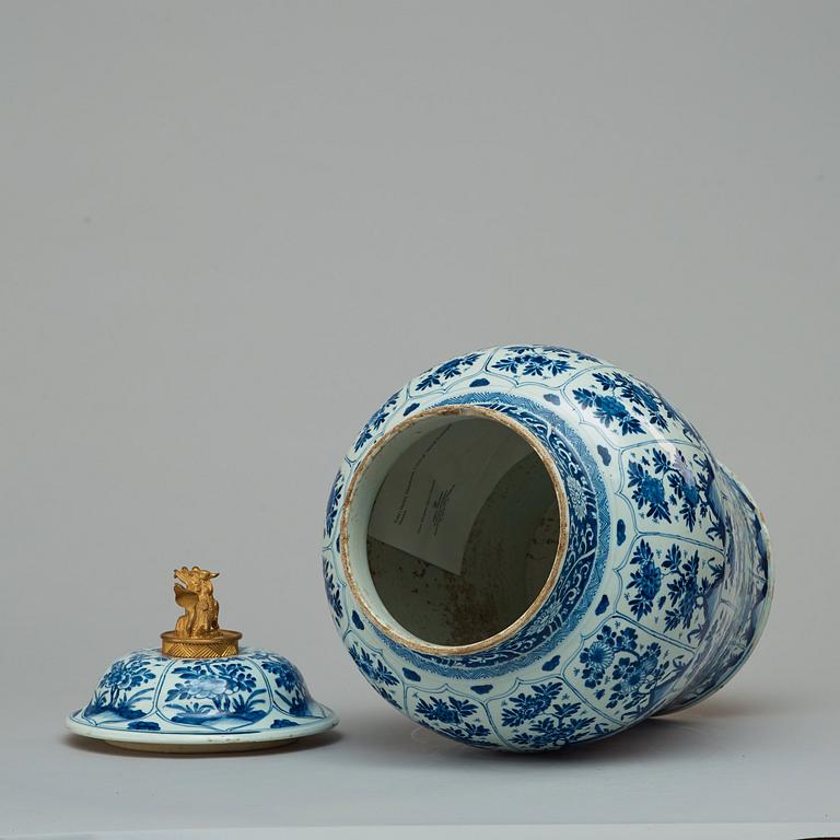 A blue and white jar with cover, Qing dynasty, Kangxi (1662-1722).