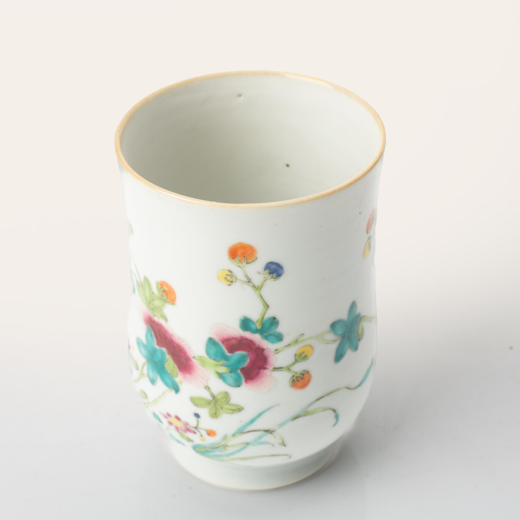 Mugg samt två fat, porslin, Kina, 1700-tal.