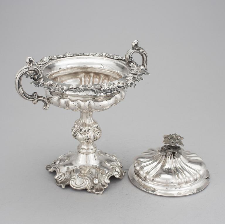 SOCKERSKÅL MED LOCK silver, nyrokoko, Gustaf Möllenborg Feron, Stockholm, 1854. Vikt ca 694 gram.