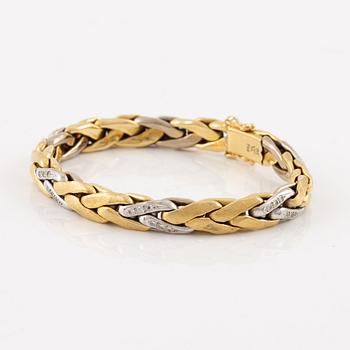 Bracelet 18K gold with round brilliant-cut diamonds.