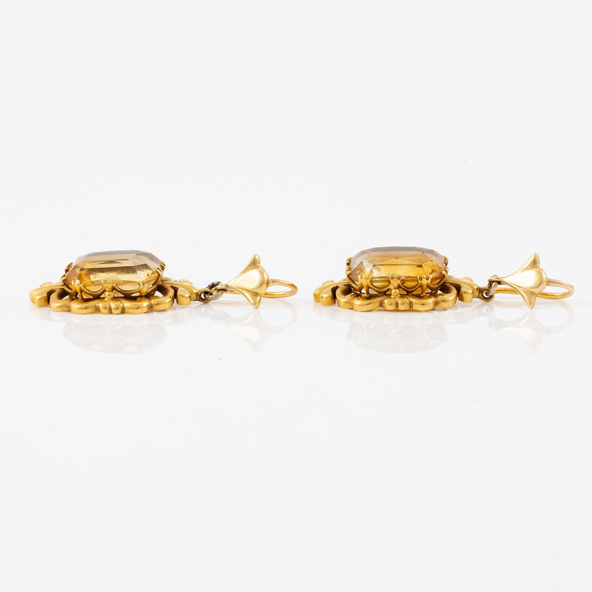 A necklace and a pair of earrings in 14K gold with faceted citrines.