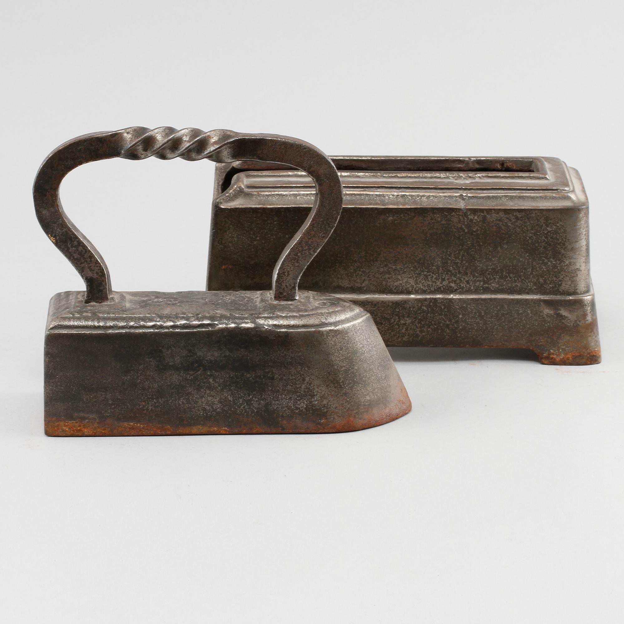 STRYKJÄRN, 3 st, omkring sekelskiftet 1800/1900.