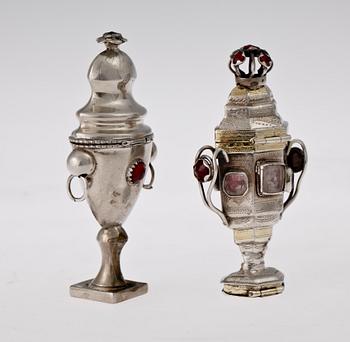 LUKTDOSOR, 2 st, silver, 1700/1800-tal. Otydliga stämplar. Var av en trol Danmark.