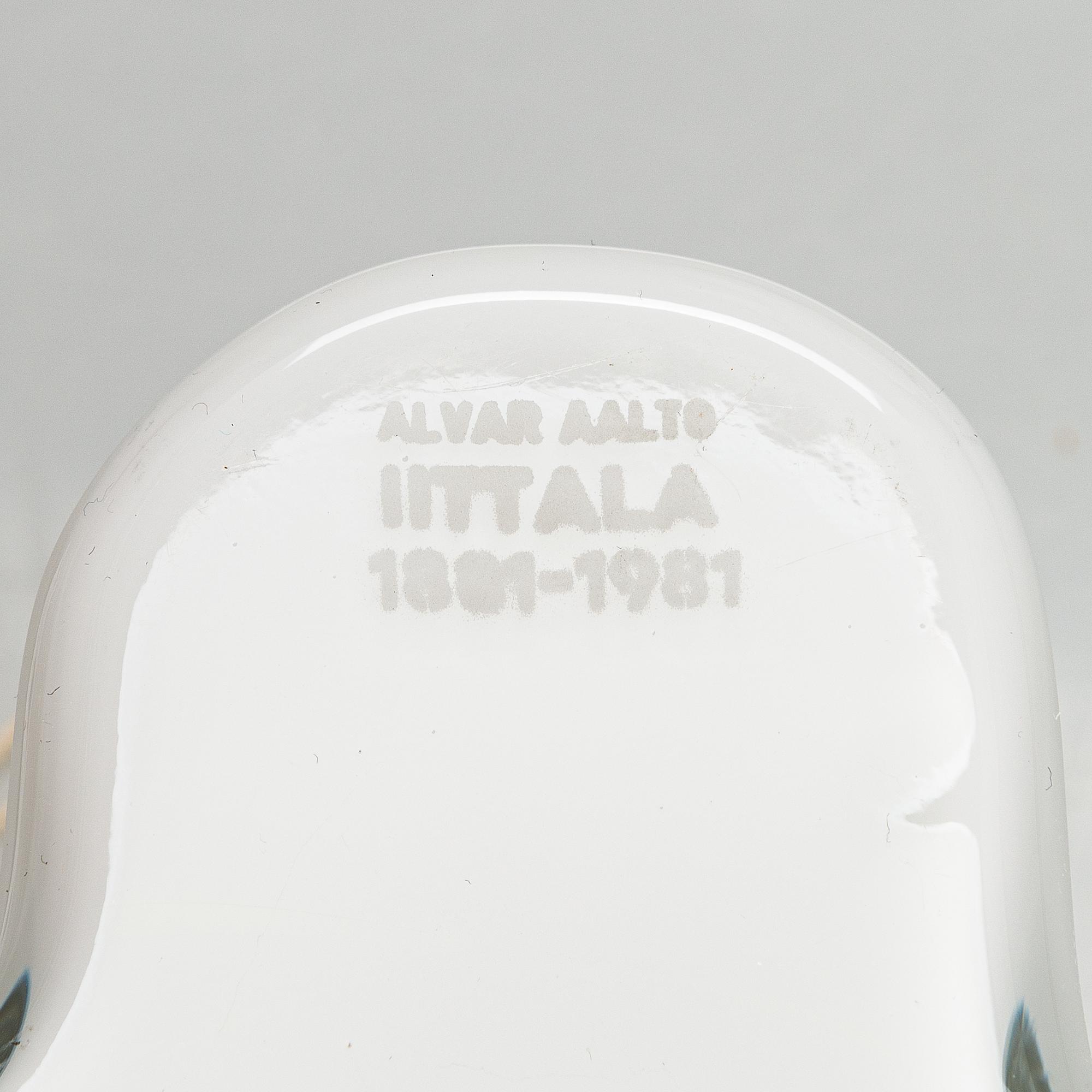 Alvar Aalto, vaser, 2 st, den mindre Iittalas 100-års jubileumsvas märkt Alvar Aalto Iittala 1881-1981.