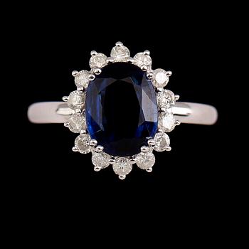 RING, 18 k guld, blå kyanit ca 3.05 ct, 14 briljantslipade diamanter tot ca 0.48 ct.